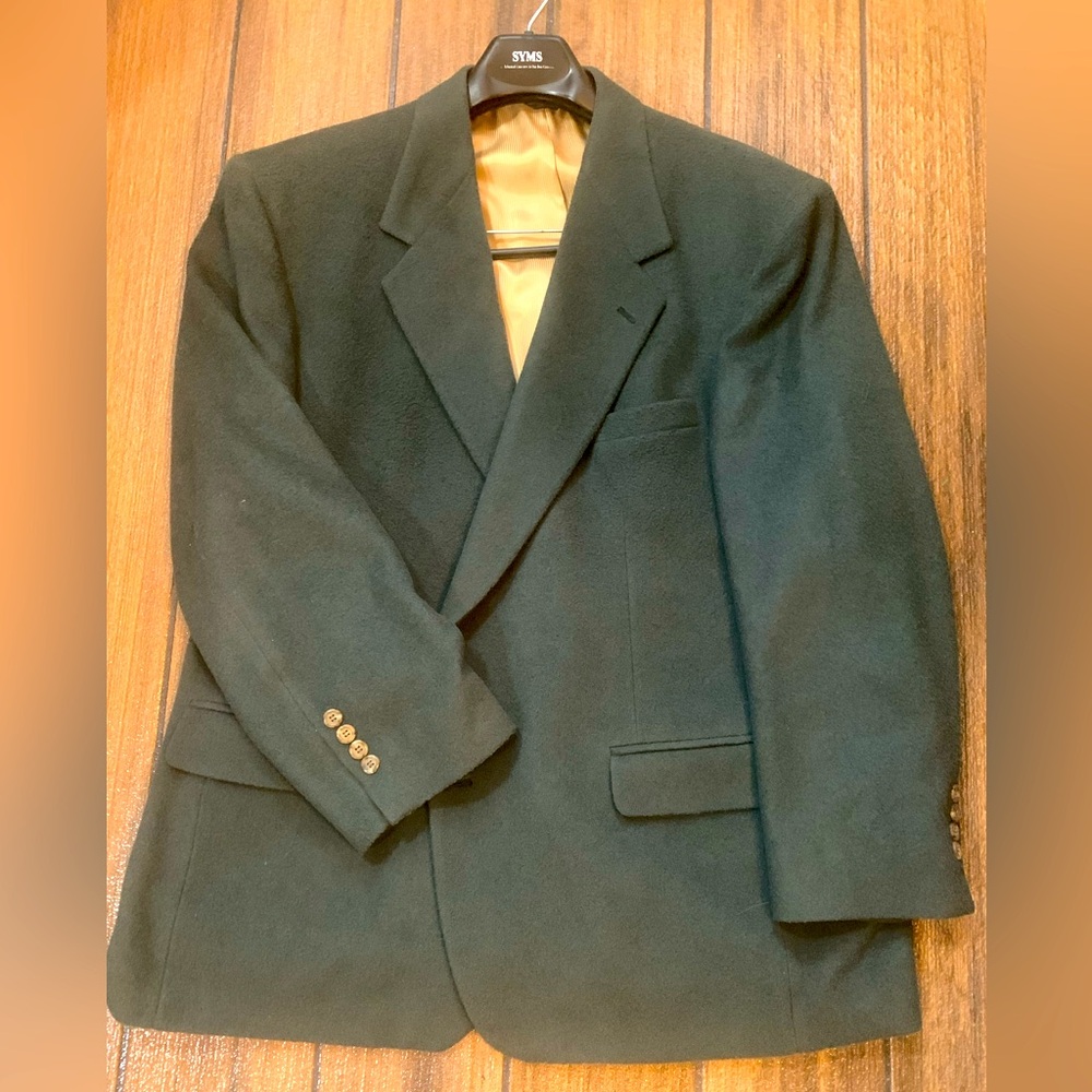 Beautiful olive green, 100% camel hair sport coat 48R excellent condition!